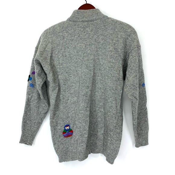 Joye + Fun Vintage 90’s Raised Embroidered People Wool Gray Mock Neck Sweater - Picture 2 of 16